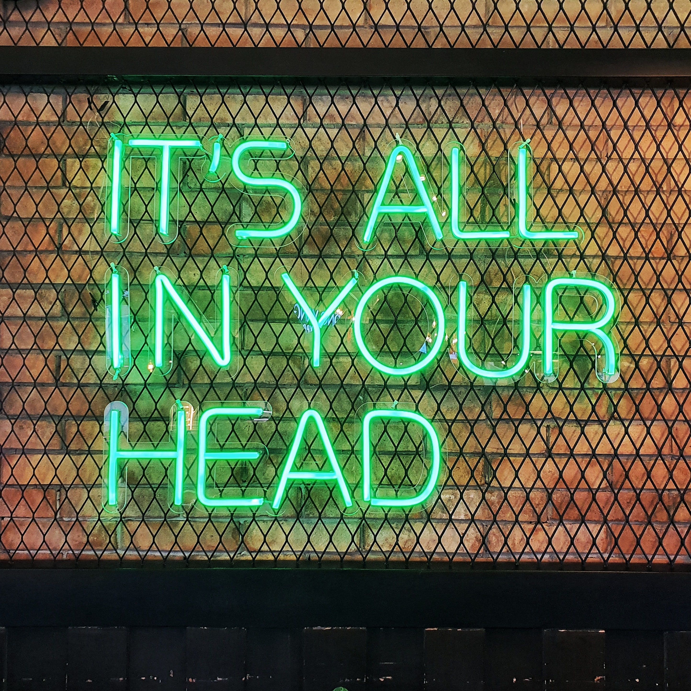 Stimulé par le son, le cerveau crée des images sur mesure, au plus près de ce qui fait envie (merci le cerveau !). (Photo : Miguel Luis/Unsplash)