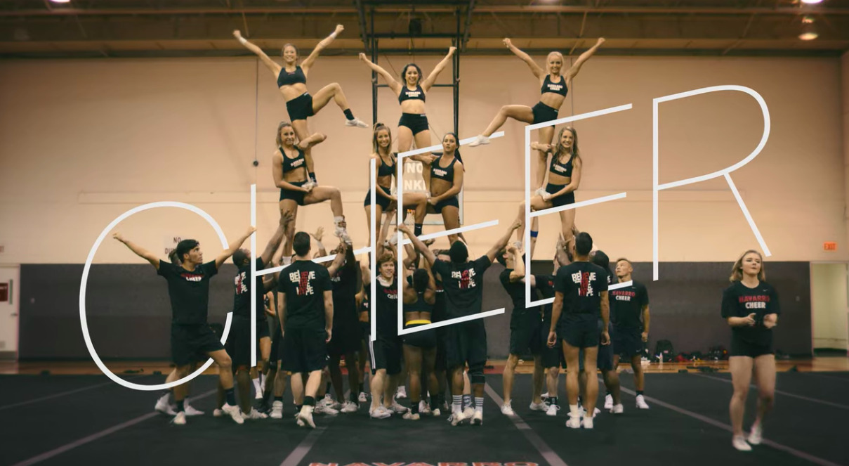 L'équipe de cheerleading du Navarro College en train de travailler le portée final de sa routine