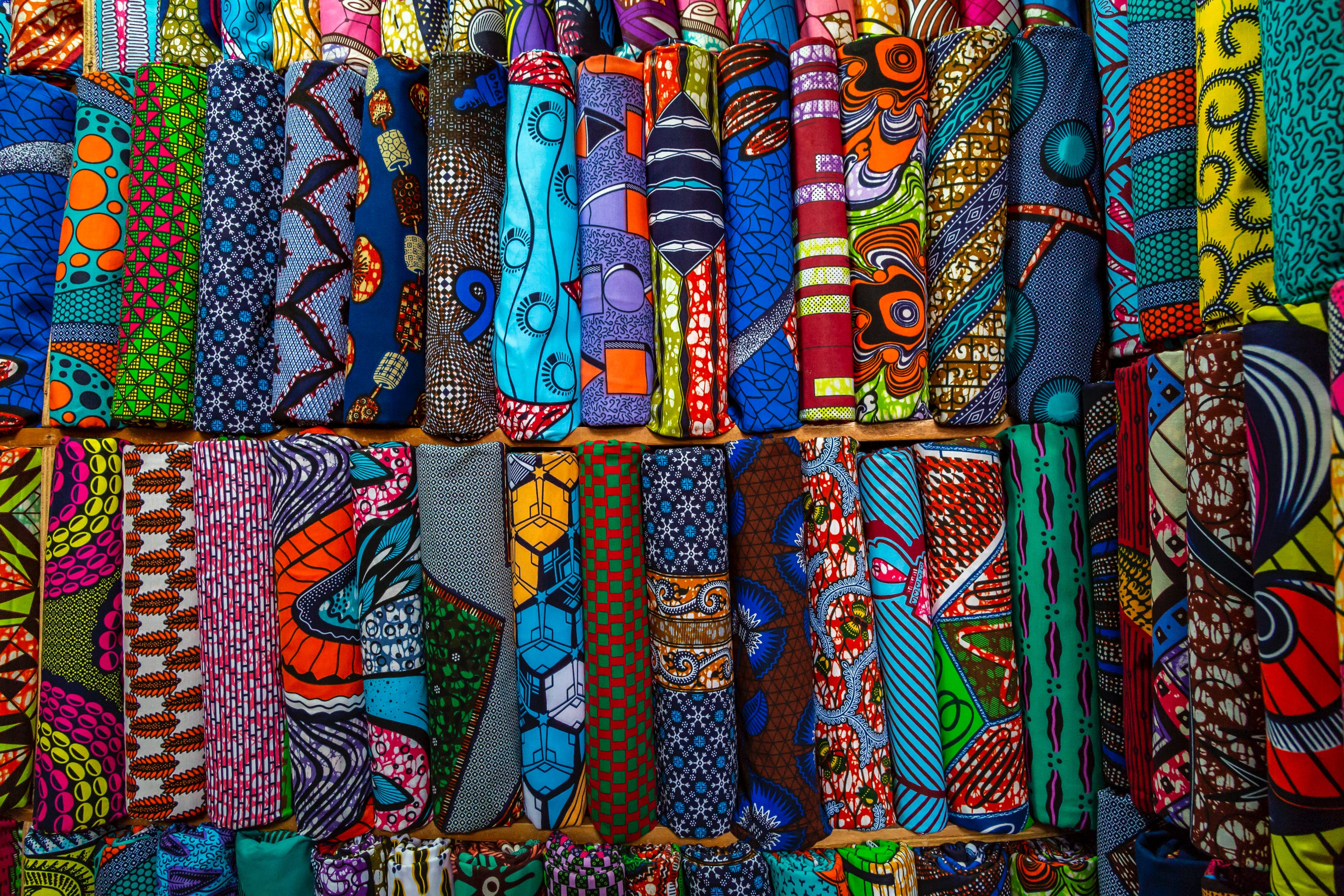Les pagnes traditionnels garnissent les stands du marché d'Adjamé, à Abidjan.