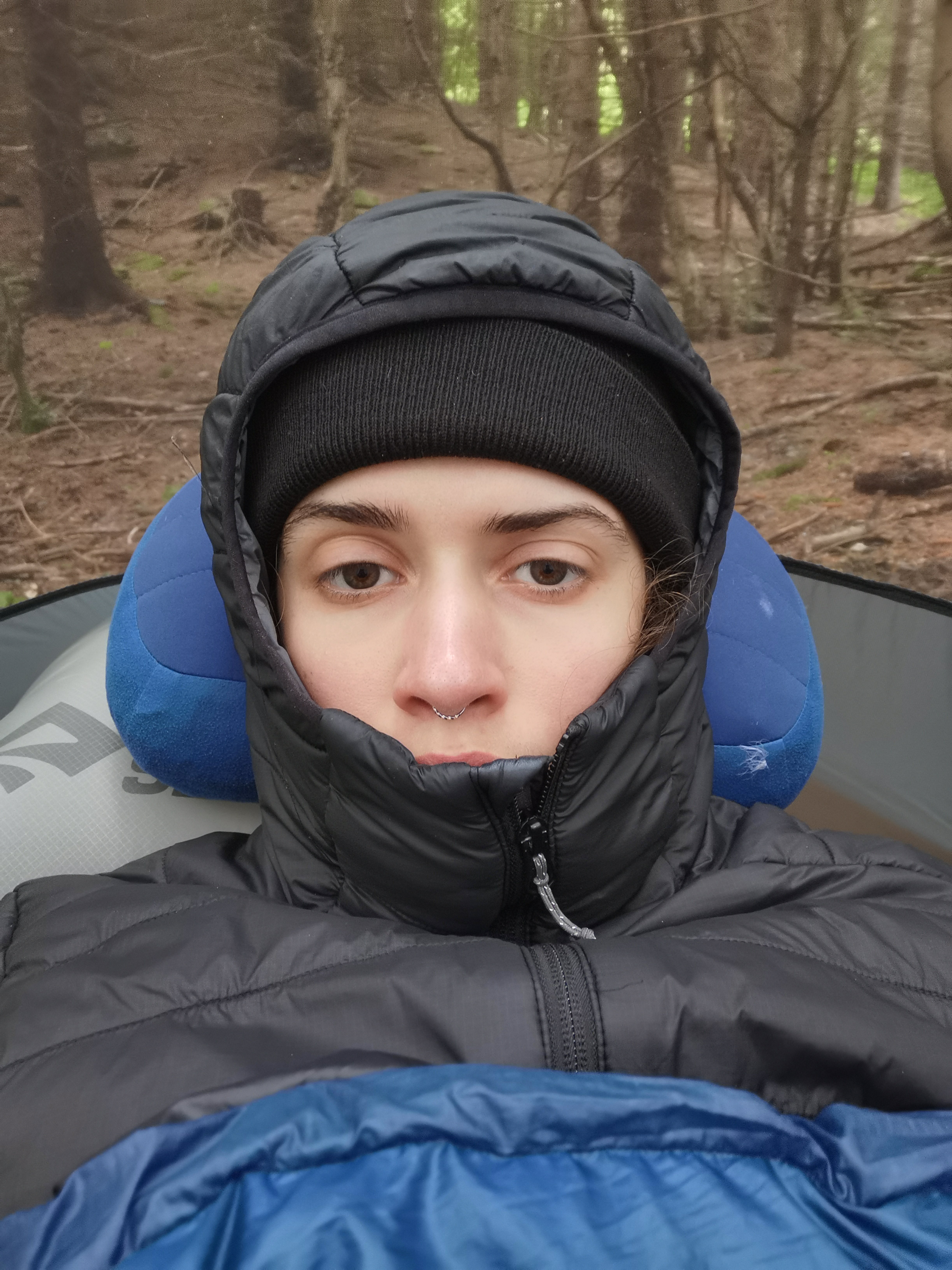 Image classique du moi constipée et congelée dans ma tente