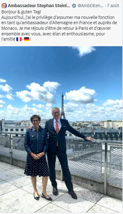Le nouvel ambassadeur Stephan Steinlein sur le toit de l'ambassade avec sa femme Françoise