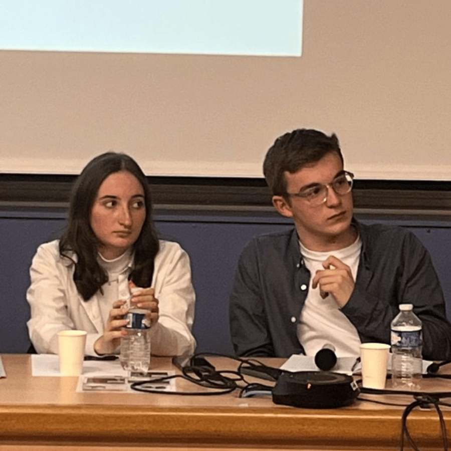 Jessica Neyron et Tony Quillardet, bénévoles, lors de la conférence à l'uB sur la Protection de l'Enfance
