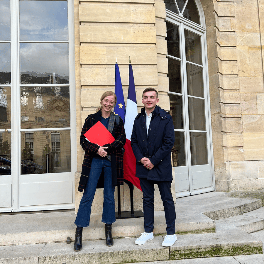 Tony Quillardet, Président de l'asso', avec Charlotte Caubel, Secrétaire d'État chargée de l'Enfance.