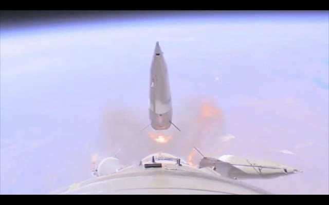 Image de l'instant précédent la collision d'un des propulseurs d'appoint (à gauche) avec l'étage central du lanceur Soyuz MS-10.
