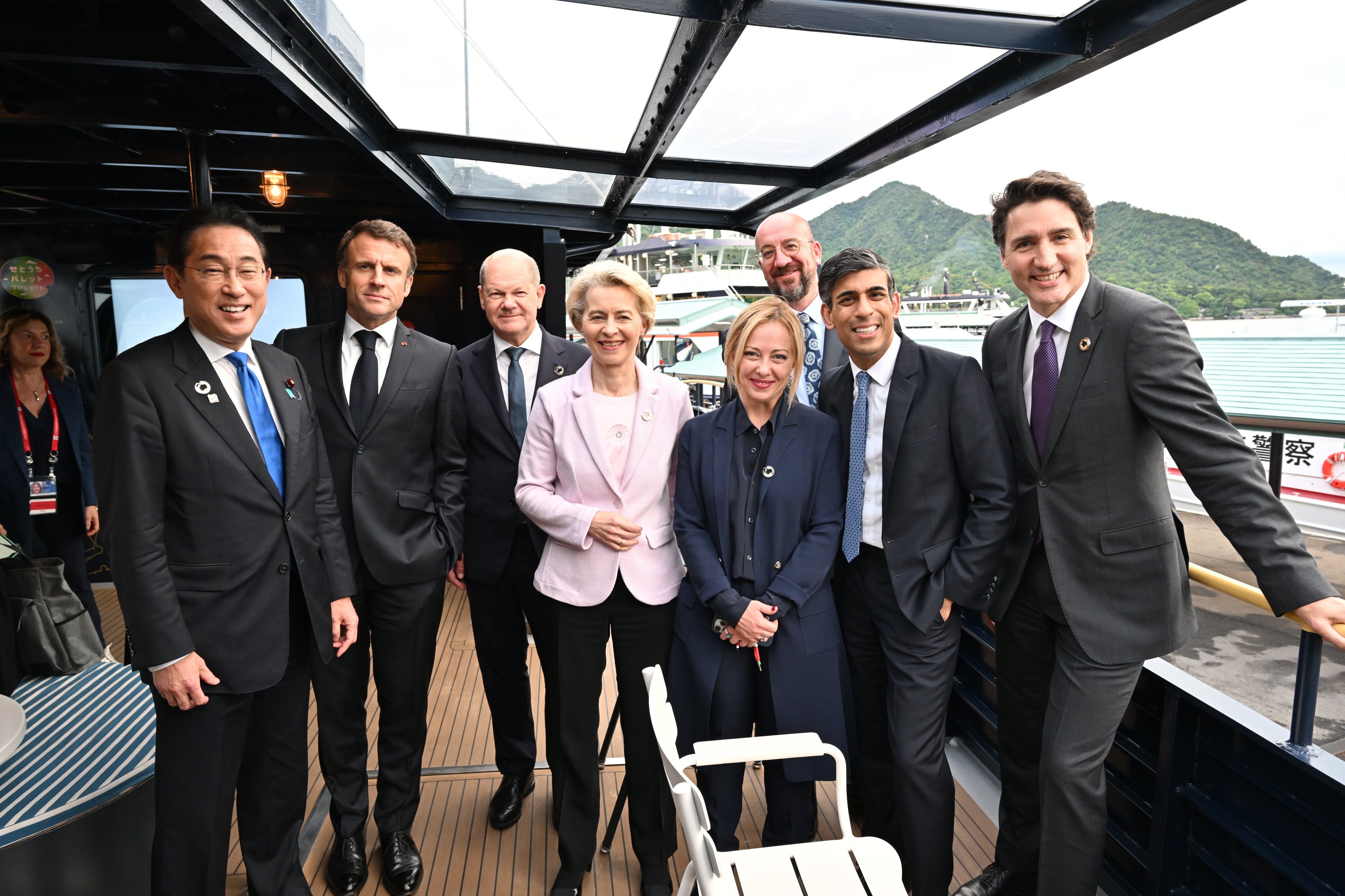 Pose décontractée au sommet du G7 de Hiroshima (Japon), le 19 mai 2023.