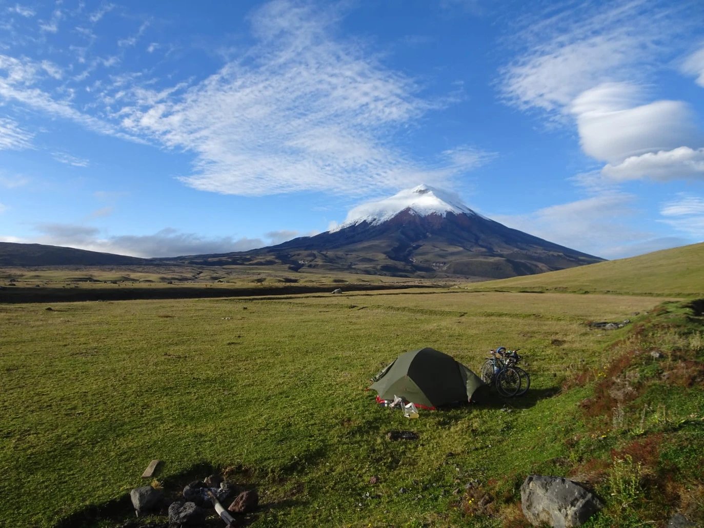 Devant le volcan Cotopaxie, en Equateur (© Quentin Maillard)