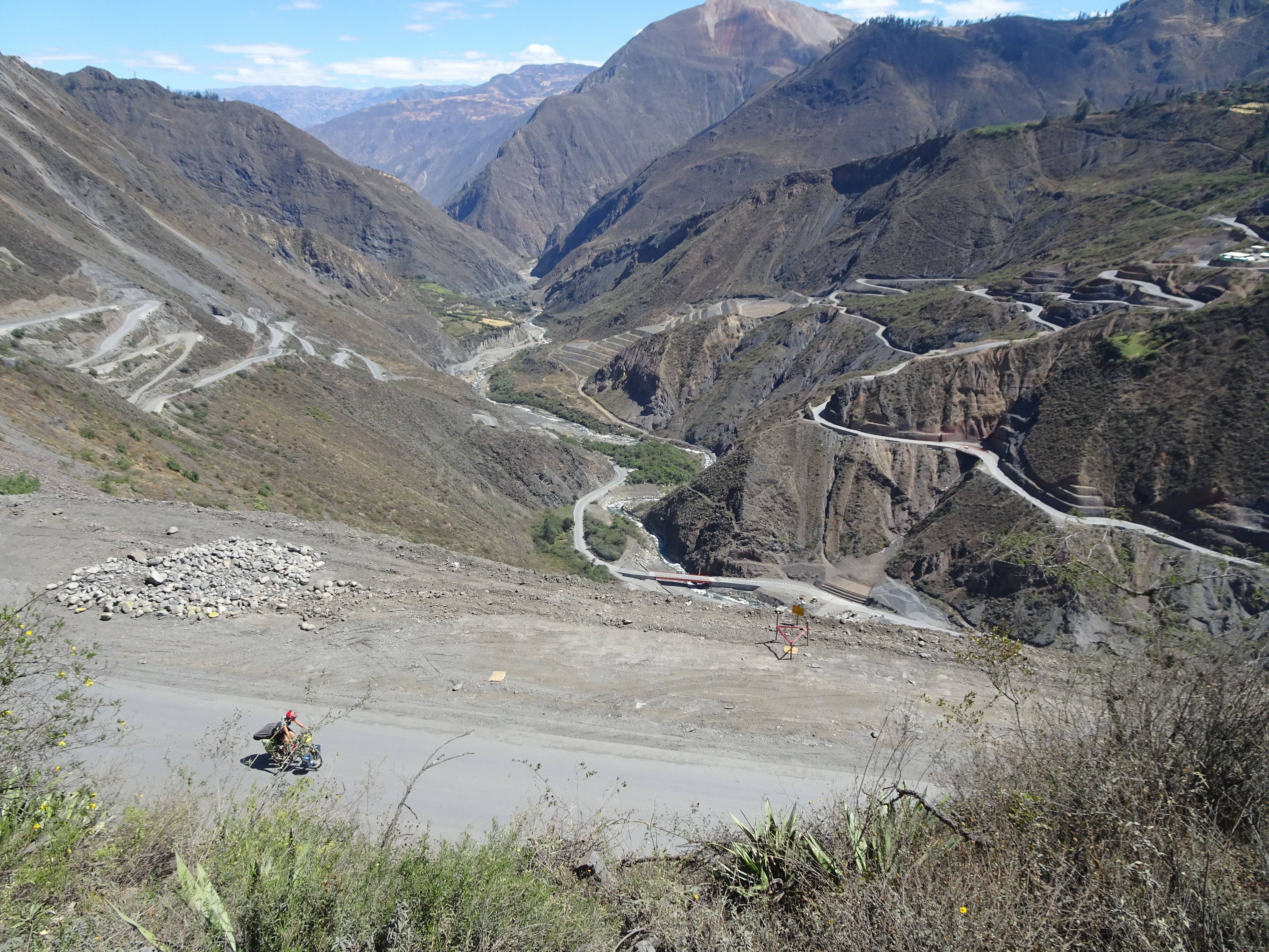 Les lacets infinis d’une route au Nord du Perou (© Quentin Maillard)