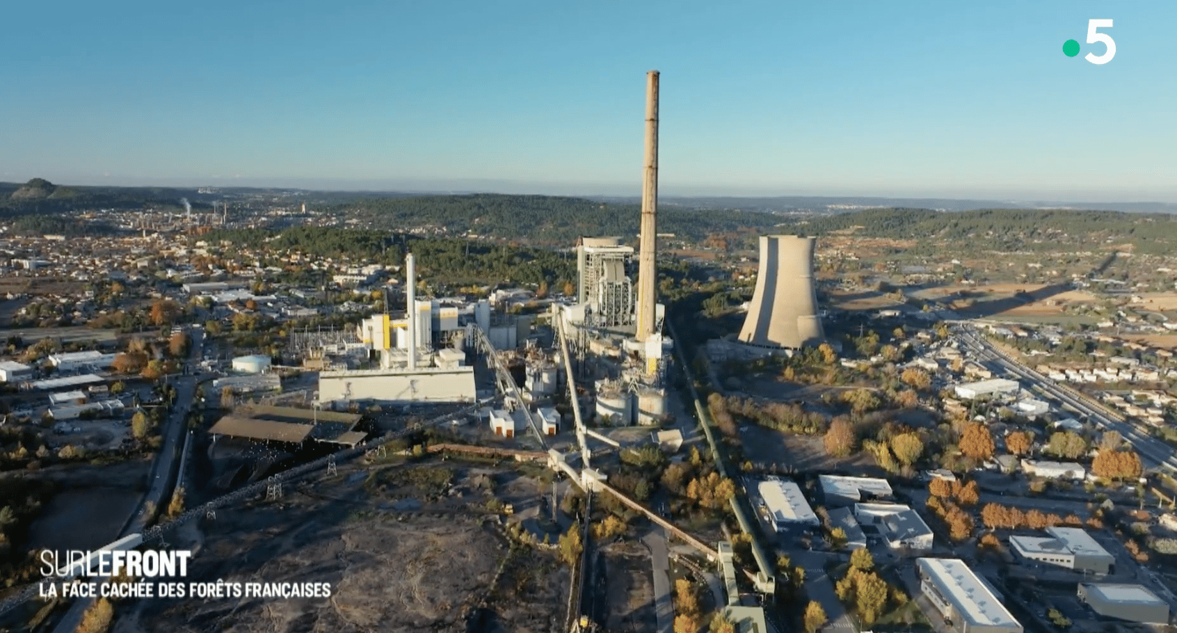 La centrale à biomasse de Gardanne, ancienne centrale à charbon, qui brûle désormais du bois pour produire de l'électricité. (image Sur le front, Winter Productions)