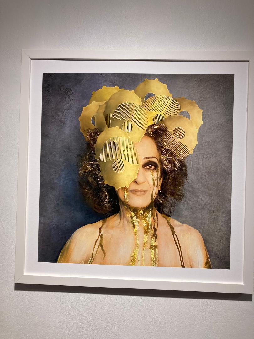 "Larmes d'Or" oeuvre de Hélène Guétary qui a recréé un portrait de Mima Salloum et son peigne Soleil. (50/50 cm - 1500 euros) 