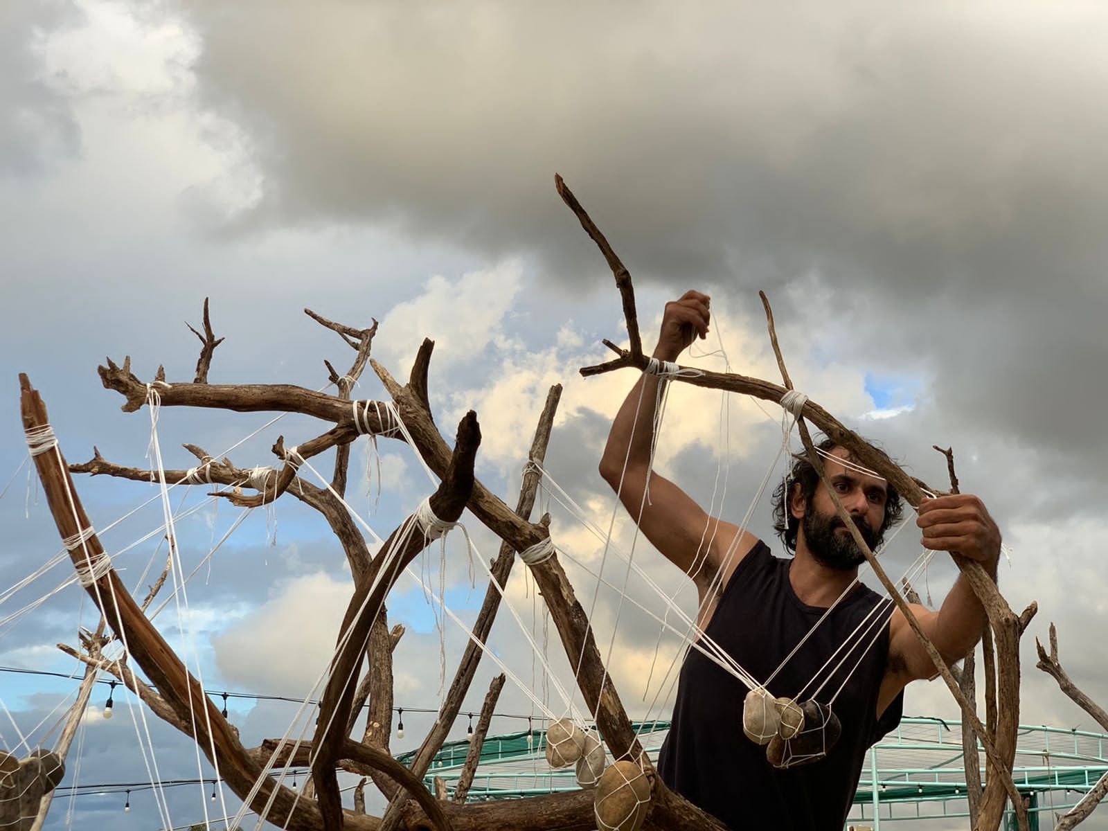Charbel Samuel Aoun, artiste libanais, philosophe «&nbsp;cosmique&nbsp;», militant écolo, performer infatigable, exposé au Musée Sursock à Beyrouth
