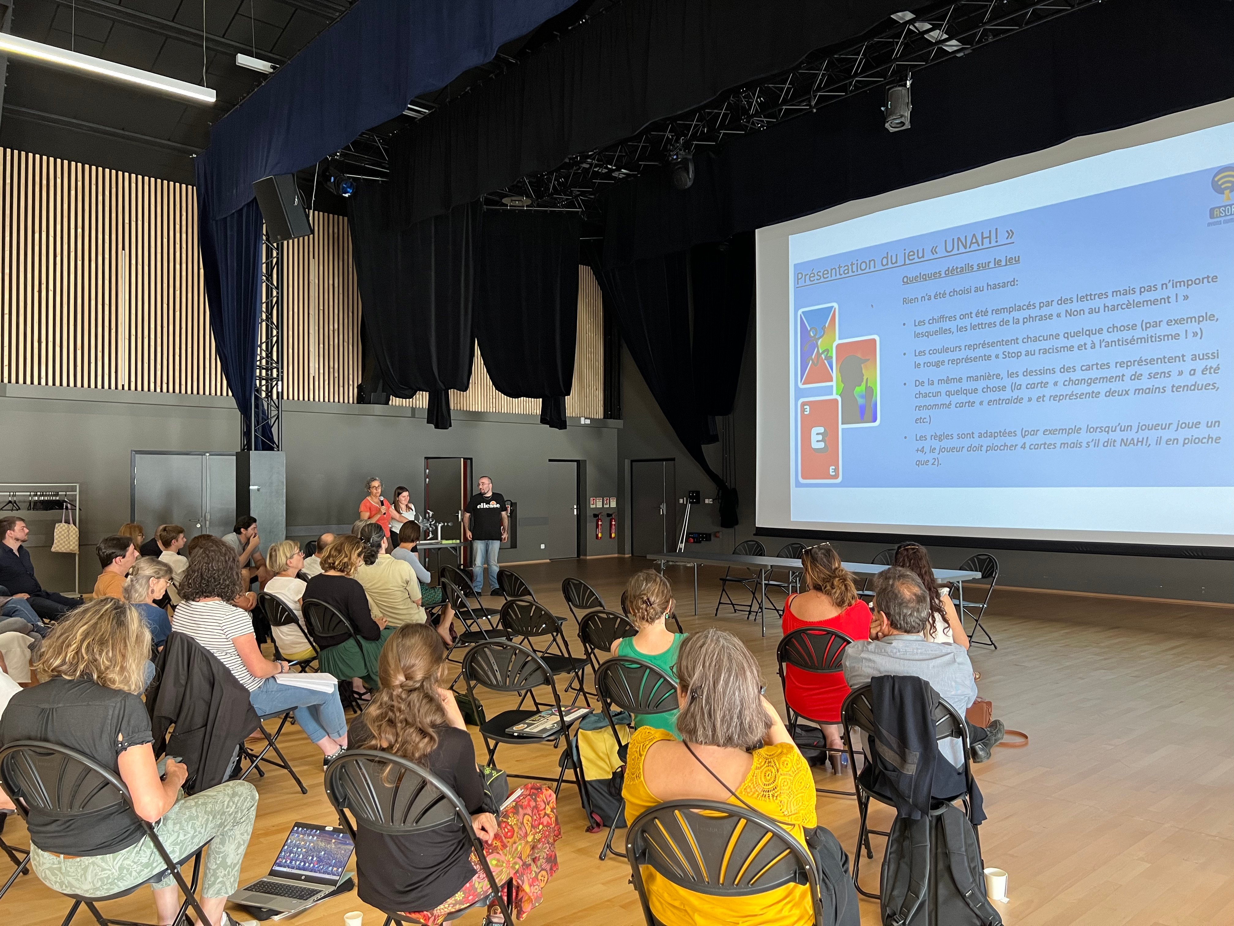 Présentation du jeu UNAH par Mickaël Dupoux, Madeleine Vernet et Angèle Rocheville.