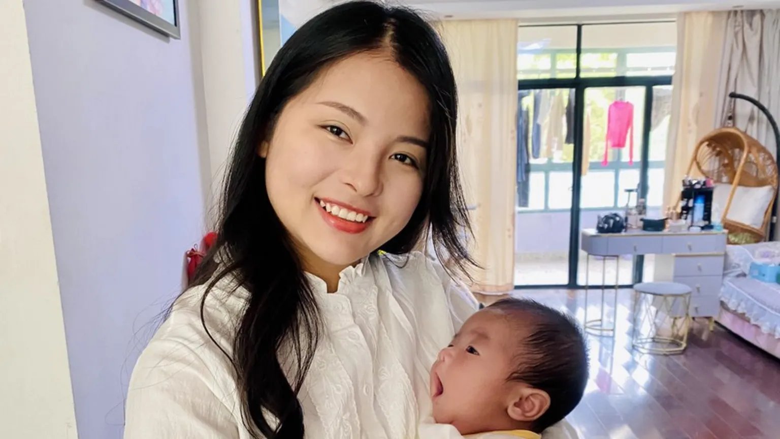 Meili est commerçante, a une maman qui l'aide, et n'a pas eu l'agrément de la famille du père. Mais elle a gardé le bébé. 
