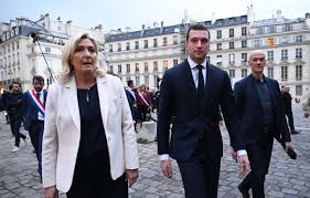 Il y a un an, la patronne et son poulain.