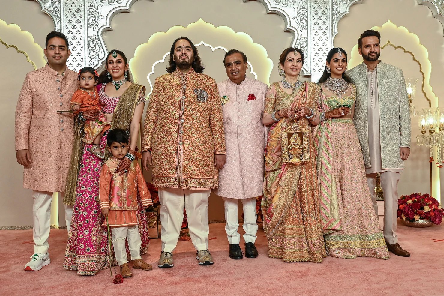 La famille Ambani arrive au mariage: Anant, rondouillard, au centre à côté de son père et de sa mère (3è depuis la droite). Les autres sont son frère, sa soeur, sa belle-soeur, son beau-frère