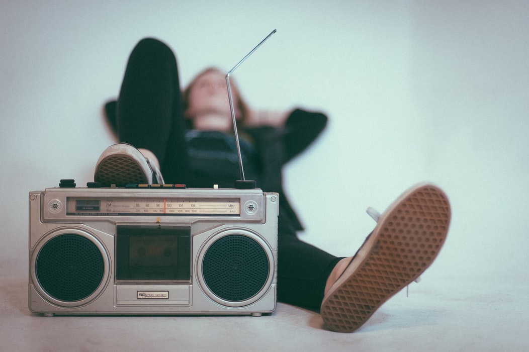 Jeune vintage en plein trip audio-érotique. (Photo : Eric Nopanen/Unsplash)