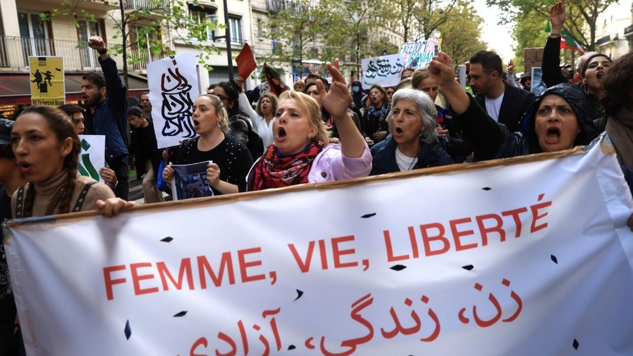 Une manifestation en soutien aux femmes iraniennes à Paris Source: RFI Crédit: AURELIEN MOISSARD/AP