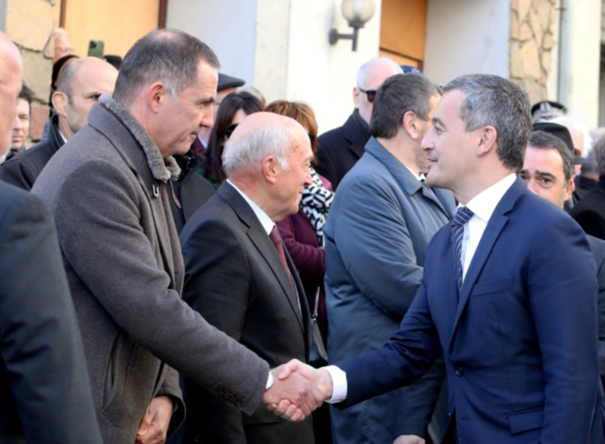 Gilles Simeoni, à gauche, et Gérald Darmanin échangent une solide poignée de mains le 6 février 2023, à Ajaccio, à l'issue de la célébration par le ministre du 25ème anniversaire de l'assassinat du préfet Erignac. (illustration : capture d'écran). 