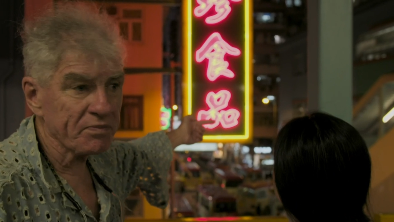 Le directeur de la photographie Christopher Doyle dans le reportage "Hong Kong : la magie des néons" de Maja Dielhenn (2019) 