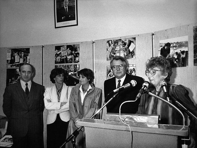 A droite, la ministre de droits des femmes, Yvette Roudy (8 mars 1982)