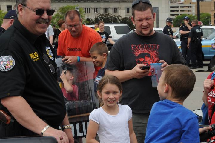 Scène de de contact policiers/population à Des Moines, Iowa, en 2010. La ville a créé en 1992 une "Université de police citoyenne", ouverte à tous. Une illustration du concept de community policing, développé depuis les années 80 aux Etats-Unis.