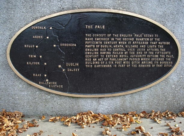 Cette plaque commémorative posée par la ville de Ballymore Eustace marque la limite méridionale du Pale. CC/Hamish Bain