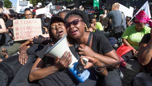 Deux femmes pleurent lors d'une manifestation contre les violences faites aux femmes et aux filles en Afrique du sud (2019)