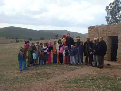 Abdelatif Benazzi avec des enfants marocains intervenant au nom de l’association NOOR.