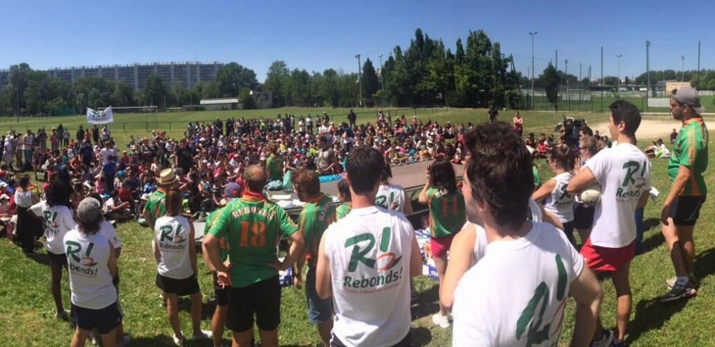 Rassemblement des membres et joueurs de Rebonds! lors d’un évènement rugby solidaire