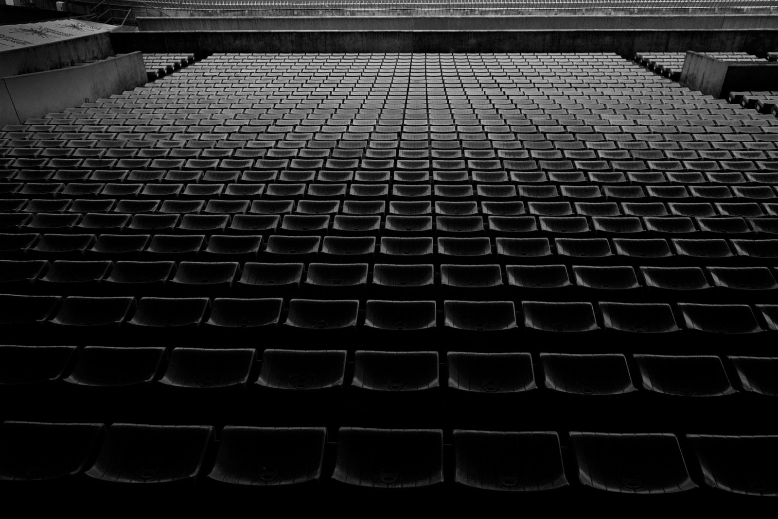 Bruce Milpied mettant en lumière le stade de Chaban Delmas anormalement vide
