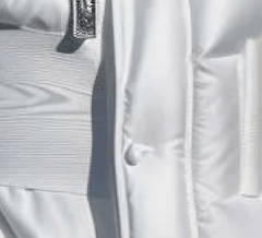 Mais comment ferme cette ceinture au motif "parquet" ?