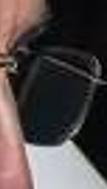 Ni couleur ni reflet dans la lunette gauche ?