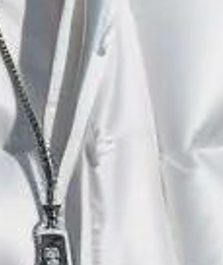 Bizarre ce revers de veste. Et la croix ne tient que par une demi-chaîne ?