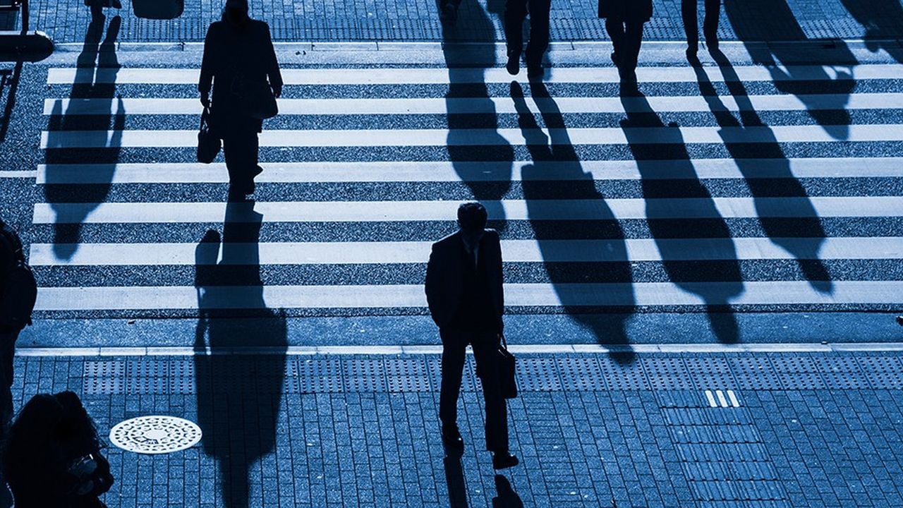 La Banque de France parle d'Intermédiation Financière Non Bancaire (IFNB). Car le shadow bankink draine beaucoup d'épargne, la rémunère (fort bien), sans participer à la céation de monnaie bancaire. Elle découle de l'imagination des agents du marché, pour contourner une réglementation devenue tatillonne, et un numerus clausus qui s'apparente à un quasi monopole. Il est d'ailleurs apparu dans la foulée de l'annonce de la fin de la convertibilité du dollar... 