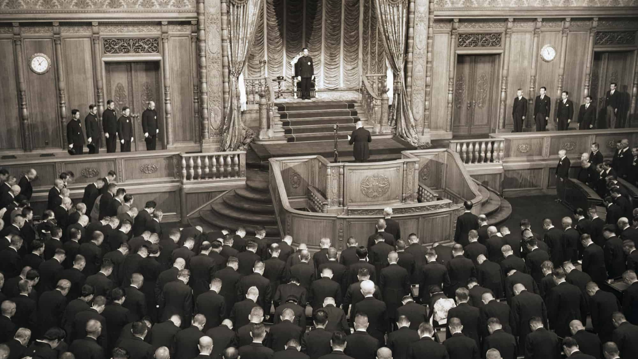 Vote de la constitution japonaise dite "d'après-guerre" (1947). Crédit : Council on Foreign Relations