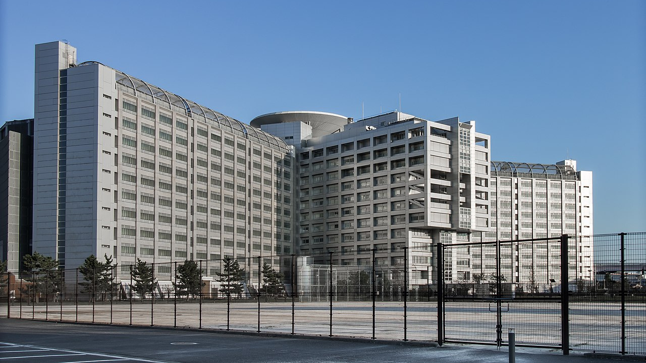 Image du centre de détention de Tokyo, habilité à appliquer la peine de mort. Crédits : Nesnad/Wikimédia Commons.