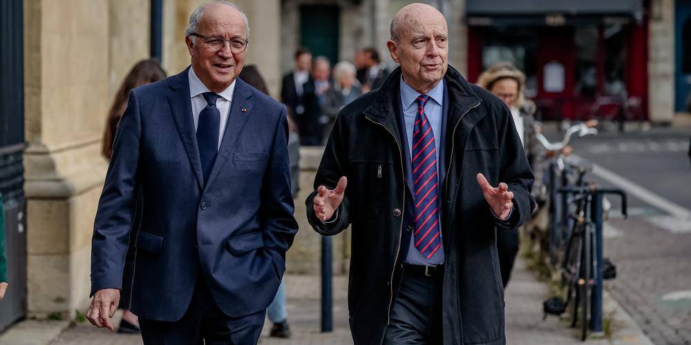 Laurent Fabius et Alain Juppé, Président ( jusqu'en 2025) et membre ( jusqu'en 2028) du Conseil constitutionnel. Même âge, ou presque, 76, et 77 ans. Même profil, ou presque : le premier est agrégé de lettres modernes, l'autre de lettres classiques ; toux deux ont fait l'ENA, le premier est sorti second et le deuxième est sorti cinquième. Même parcours, ou presque : tous deux anciens Premiers ministres, l'un choisi par Mitterrand, l'autre par Chirac....