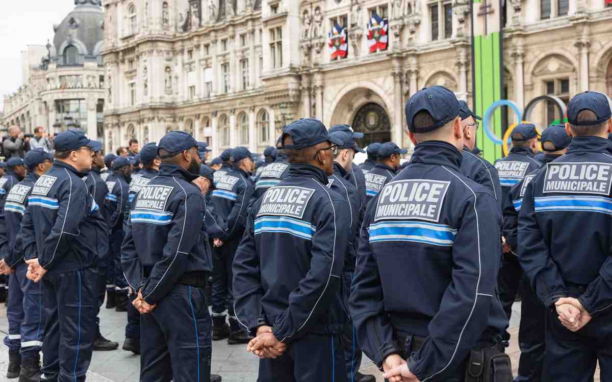Fin 2021, après 5.000 autres communes, la ville de Paris s'est dotée d'une police municipale. Il a donc fallu quarante ans pour que cette proposition, alors refusée unanimement (l'Etat, le Préfet de police, le maire de Paris, la majorité des élus toutes couleurs confondues), chemine, mûrisse et aboutisse...