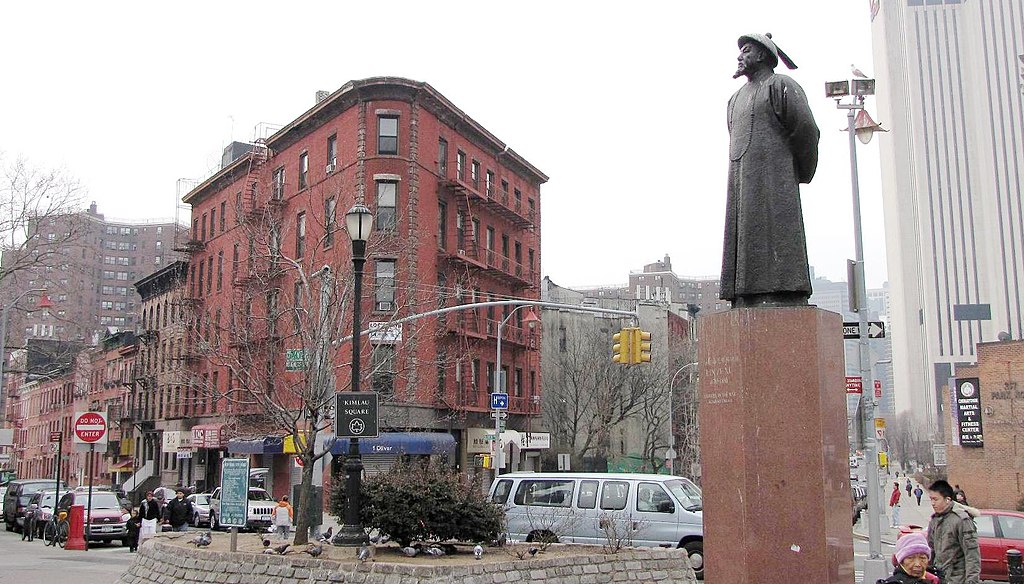 Après la première Guerre de l'opium, Lin Zexu est déchu de sa position et exilé. Réhabilité à la fin du XIXe siècle, le commissaire impérial est aujourd'hui considéré comme un héros populaire par les Chinois. Une statue a même été installée en son honneur en 1999 dans un square de Chinatown, à New York. © CC