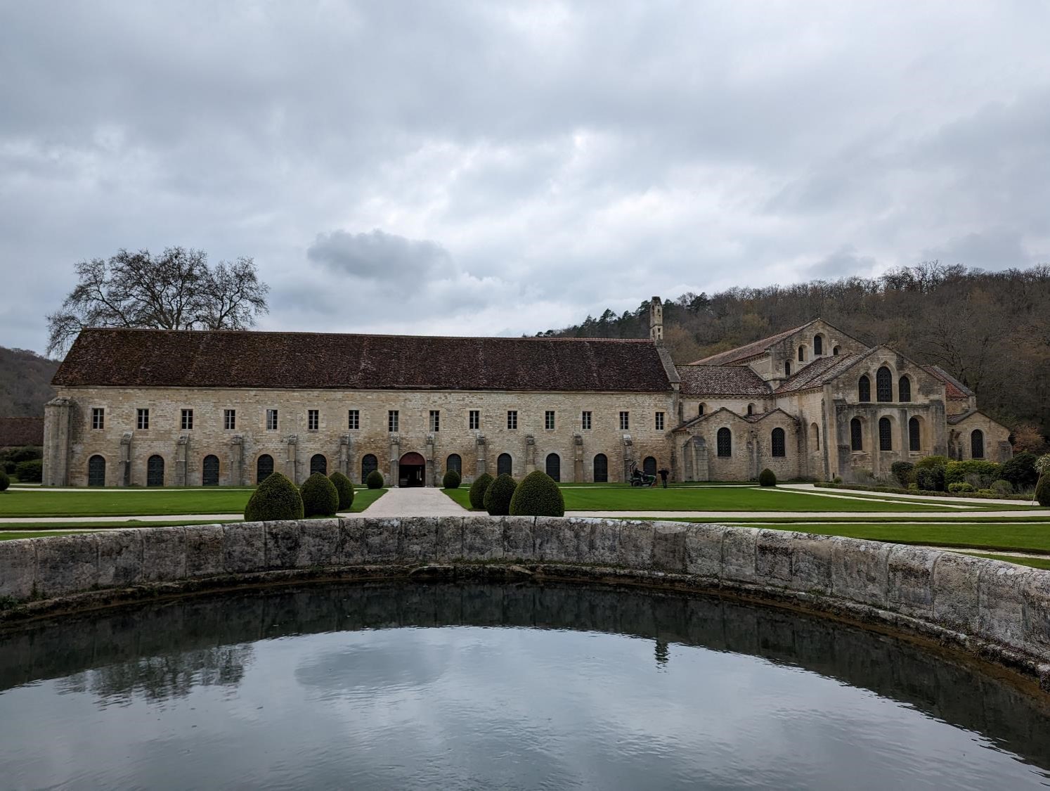 La vue de l’Abbaye depuis le fond du jardin où des bonnes sœurs se baladaient pépouze.