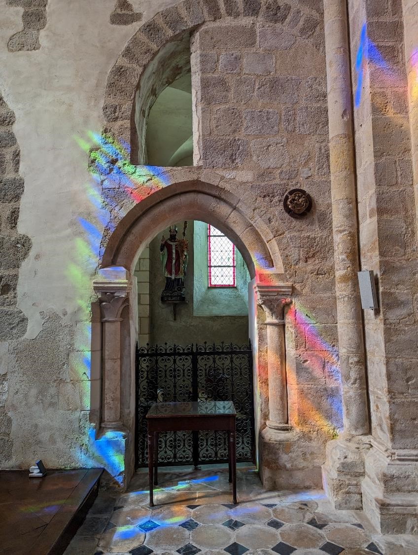 Le videur de la discothèque est derrière la grille, concept.