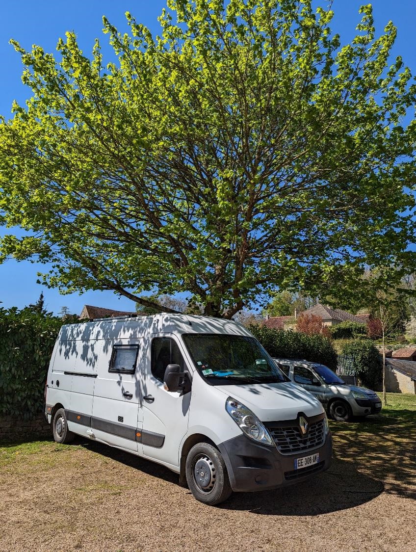 Maître Chocobo sous son arbre garé, tenait dans son antre un beau couple…