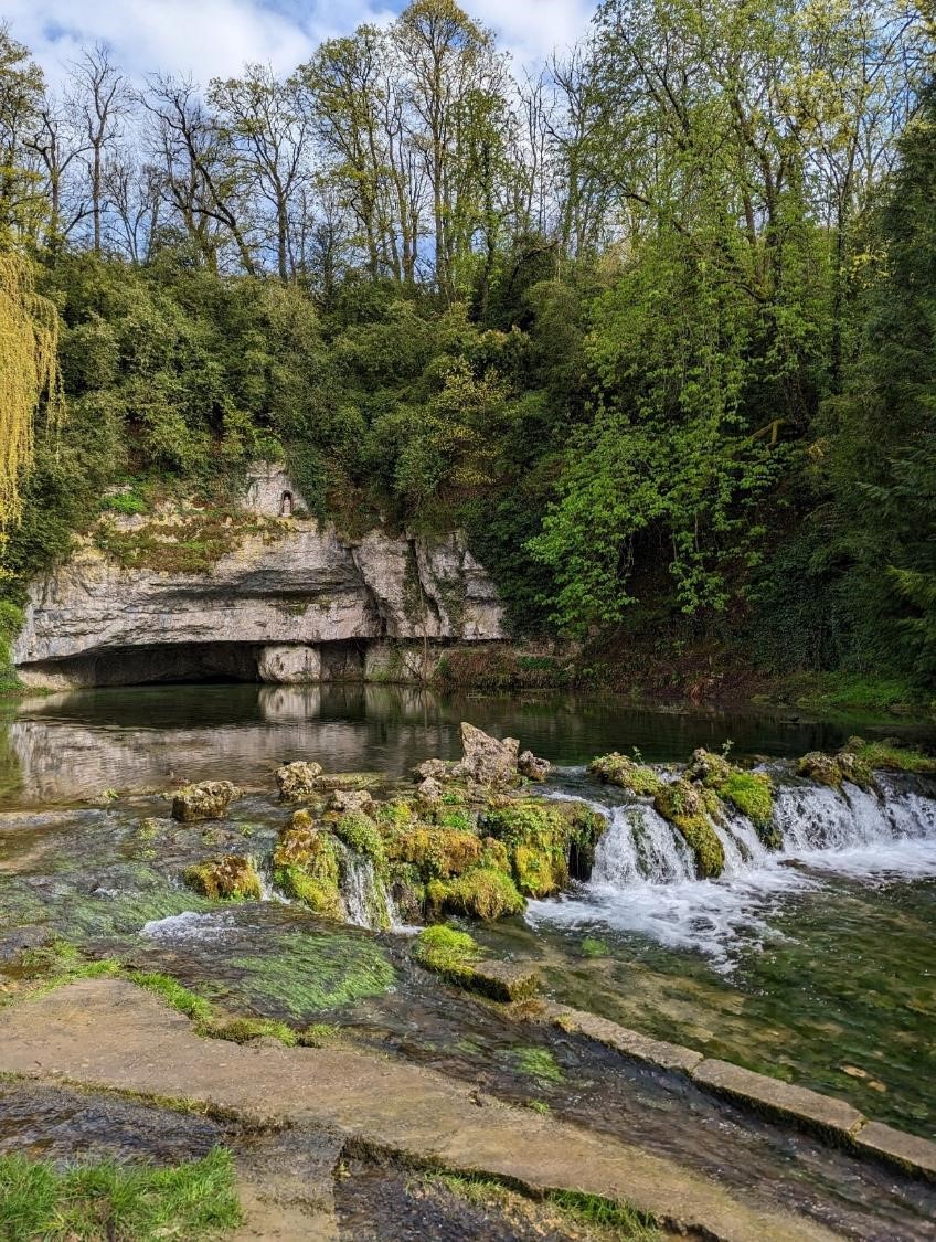 Un coin de nature voisin d’un coin de béton. Là-bas, des plongeurs viennent explorer les entrailles du monde. 