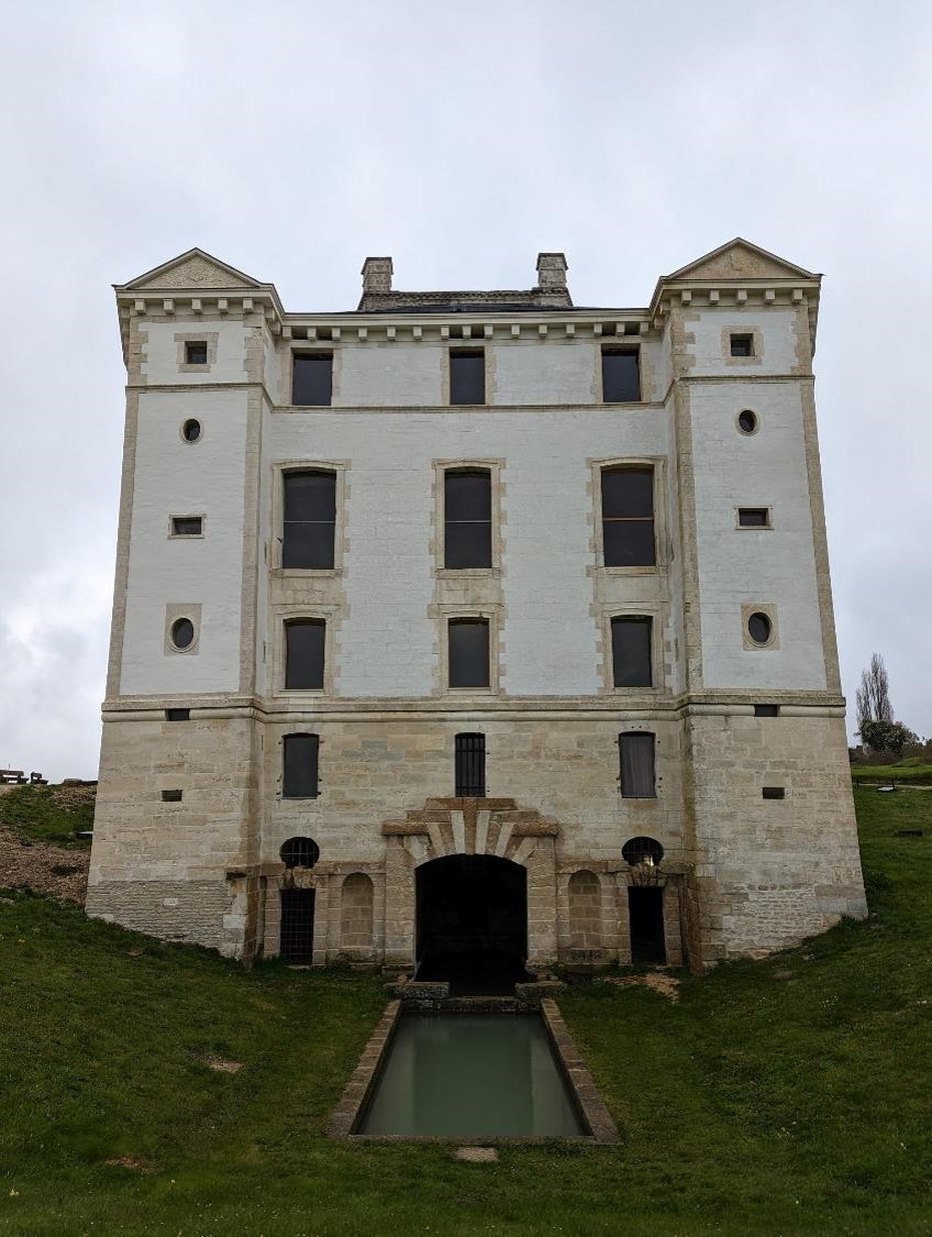 Le château de dos. Ou de face. Ou de côté.