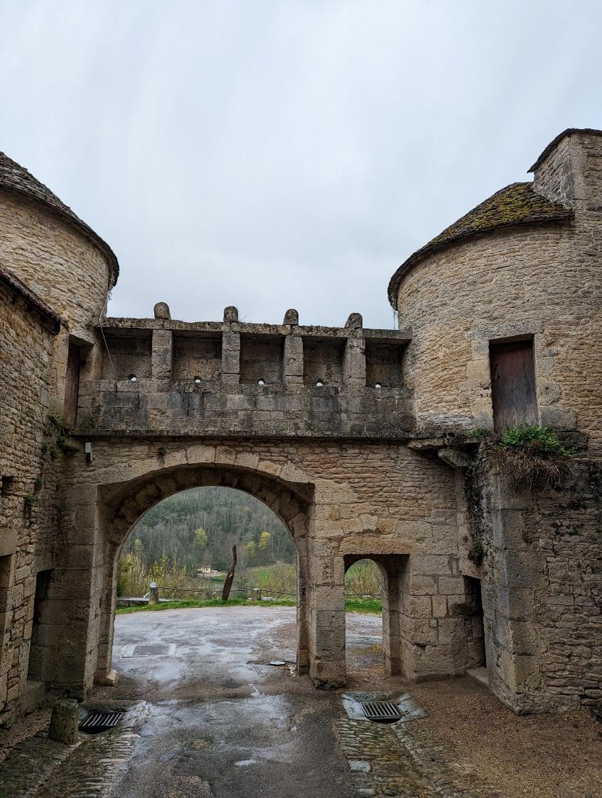 Une des portes du village. Chevaleresque, n’est-ce pas ?