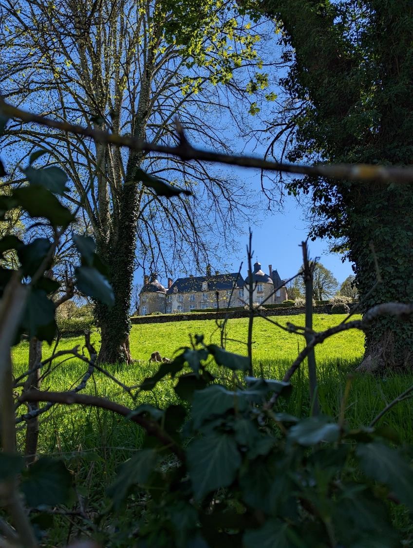 Le château « nouveau » d’Arthel. Il est privé donc j’ai pris une photo style paparazzi.