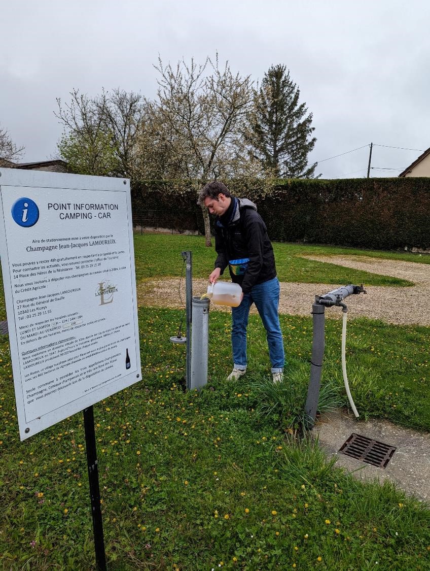 Je vide le bidon de jaune (c’est pas du ricard), en apnée.