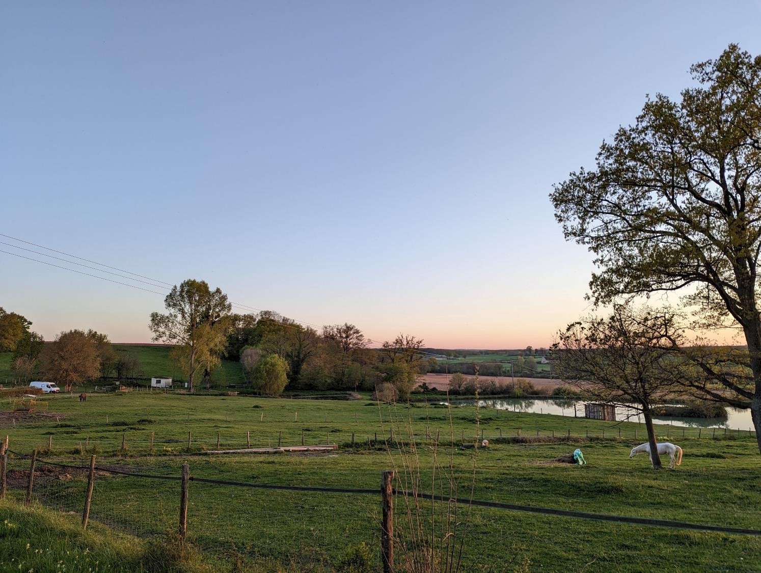On était posés tout là-bas, là-bas.