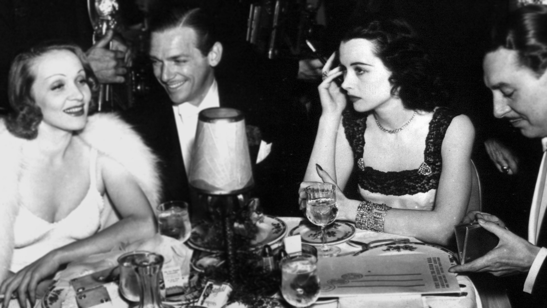 Hedy, en train de passer une super soirée aux côtés de son époux.