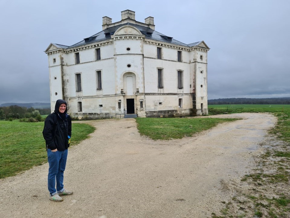 Ma face devant le château de face. Enfin pas vraiment, c’est un pentagone, il n’en a donc pas vraiment.