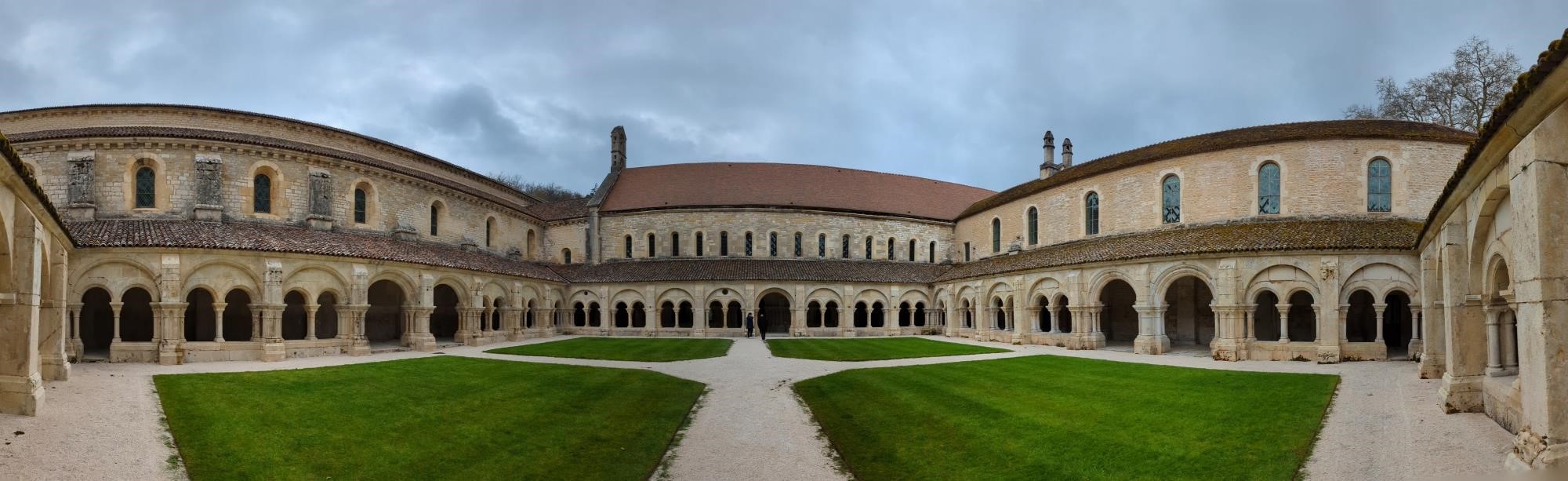 Le cloître en panorama. Ce que je préfère dans les abbayes.